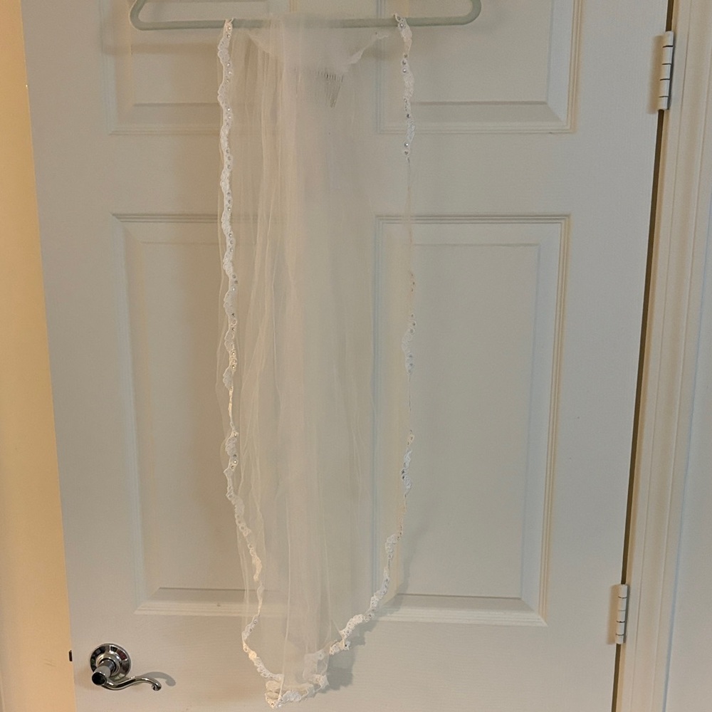 NWT Elegant White Lace Trim Bridal Veil